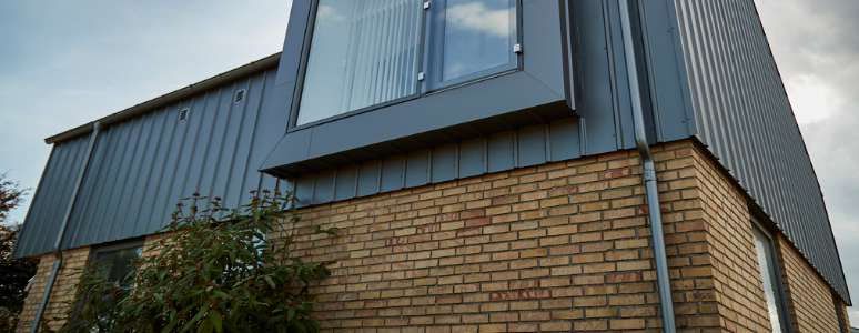 Gelbes Klinkerhaus aus den 70er Jahren wird supermodern